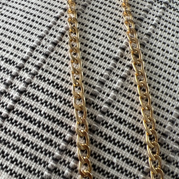 Long chain 46” gold - Picture 4 of 4